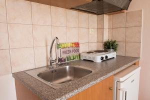 Kuchyň nebo kuchyňský kout v ubytování Atira Apartment Hotel + 37 fotografií