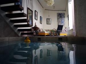 Dar d'Art في مراكش: شخص في مسبح في غرفة معيشة