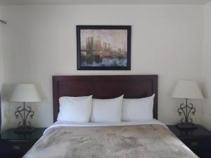 Postel nebo postele na pokoji v ubytování Bay Bridge Motel