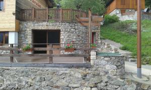 Una terraza en un edificio con un muro de piedra. en Grand Chalet Du Lac Du Boreon, en Saint-Martin-Vésubie 98 fotos más
