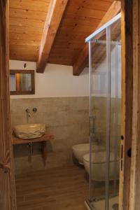 La salle de bains est pourvue de toilettes, d'un lavabo et d'une baignoire. dans l'établissement Maison Chenal, à Montjovet