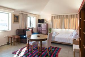 1 dormitorio con 1 cama, mesa y sillas en CHROMA Lodge Pikermi en Pikérmion