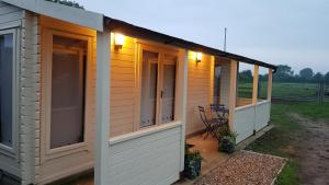 ein modulares Haus mit Fenstern und Beleuchtung in der Unterkunft The Cabin @Tenacre in Boston