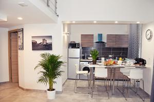 een keuken met een tafel en stoelen in een kamer bij Massilia New'z Appart in Marseille
