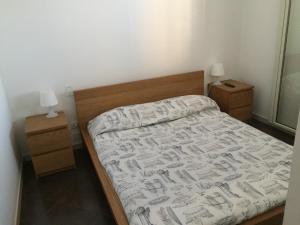 1 dormitorio con 1 cama y 2 mesitas de noche en sweet pozzallo, en Pozzallo