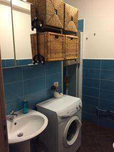 ein Bad mit WC, Waschbecken und Körben in der Unterkunft sweet pozzallo in Pozzallo