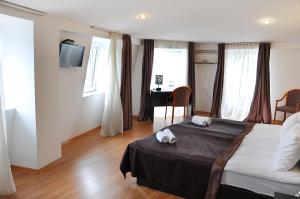 sypialnia z łóżkiem z dwoma ręcznikami w obiekcie Hotel Corner w mieście Tbilisi City