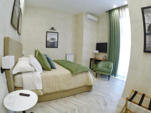 Un dormitorio con una cama, una mesa y una silla. en Bed No Breakfast AK 2, en Nápoles