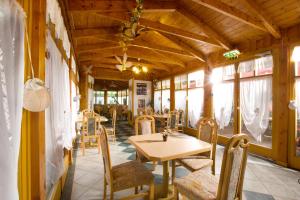 A restaurant or other place to eat at Pension Gabriele