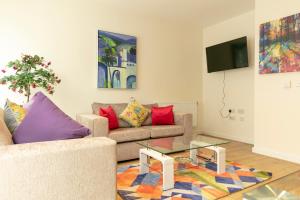 TV a/nebo společenská místnost v ubytování Modern & Exquisite Trumpington Townhouse with Parking & 5 mins to Papworth hospital