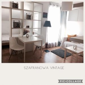 グディニャにあるSzafranowa Vintageの白いリビングルーム(テーブル、ソファ付)
