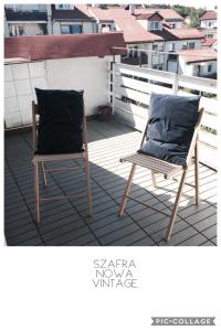 グディニャにあるSzafranowa Vintageのパティオに座る椅子