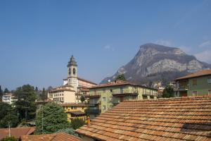 uma vista para uma cidade com uma montanha ao fundo em Hotel Locanda Mel em Calolziocorte