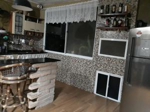 Η κουζίνα ή μικρή κουζίνα στο Pousada da Lu em Pelotas +36 φωτογραφίες