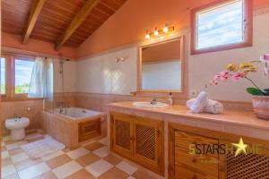 ein Badezimmer mit Waschbecken, Badewanne und Toilette in der Unterkunft Can Picafort - 232562 in Santa Margalida