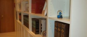 ein Bücherregal mit vielen Büchern darauf in der Unterkunft B&B Dimora di Traiano in Terracina
