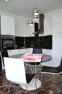 Kuchyň nebo kuchyňský kout v ubytování 4 apartmens private pool 20people max