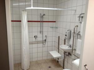 y baño con ducha y lavamanos. en Kaiapoi on Williams Motel en Kaiapoi