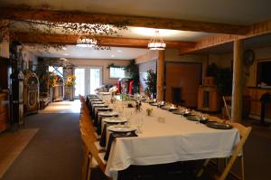 Daven Haven Lodge & Cabins في غراند ليك: غرفة طعام طويلة مع طاولة طويلة مع كراسي