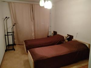 Zimmer mit 2 Betten und einem Fenster in der Unterkunft Economy Baltics Apartments - Keldrimäe in Tallinn