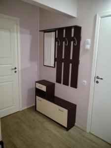 Zimmer mit einer Kommode und einem Spiegel an der Wand in der Unterkunft Economy Baltics Apartments - Keldrimäe in Tallinn