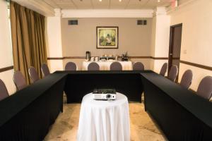 une table dans une pièce avec caméra dans l'établissement iStay Hotel Monterrey Histórico, à Monterrey