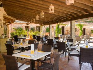 מסעדה או מקום אחר לאכול בו ב-Sa Bassa Rotja Ecoturisme