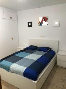 Tempat tidur dalam kamar di Edificio Rosa de los Vientos apartamento 71