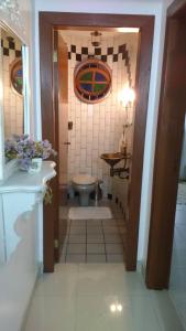 een badkamer met een toilet en een wastafel bij London House in São José