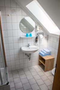 un bagno con lavandino e specchio di Gasthof zum Ochsen a Waldstetten