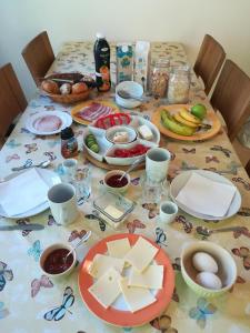 uma mesa com uma toalha de mesa com comida em Moselundgaard B/B og Hestehotel em Engesvang