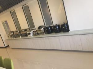 Příslušenství pro přípravu čaje a kávy v ubytování Vatica Xingtai Qiaoxi District Yongkang Street Technical College Hotel + 13 fotografií