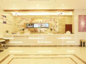 宿州格林豪泰宿州埇桥区拂晓大道店的一个带柜台和电视的商店大堂 更多19张照片