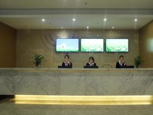 Fuajee või vastuvõtt majutusasutuses GreenTree Inn Lvliang Xiaoyi City Fuqian Street Hotel
