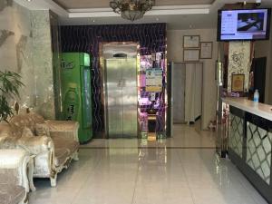 TV a/nebo společenská místnost v ubytování GreenTree Alliance Shanghai Minhang District Hongqiao Hub Huanghua Road Hotel