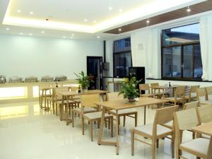 Restoran või mõni muu söögikoht majutusasutuses GreenTree Inn Lvliang Xiaoyi City Fuqian Street Hotel