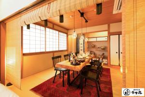 een eetkamer met een tafel en stoelen bij Konjaku-So Dotonbori Penthouse Stay in Osaka