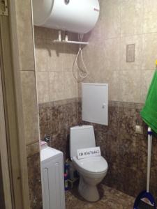 ソチにあるRytsar Sochi Dagomysの小さなバスルーム(トイレ、水槽付)