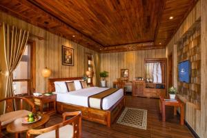 - une chambre avec un lit, une table et des chaises dans l'établissement Golden Topaz Phu Quoc Resort, à Duong Dong