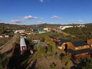 una vista aérea de una pequeña ciudad con casas en Estación del Lago en Potrero de los Funes
