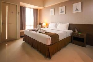 Postel nebo postele na pokoji v ubytování The Square Surabaya Hotel + 37 fotografií