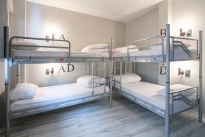 Двухъярусная кровать или двухъярусные кровати в номере Hanchi Hostel