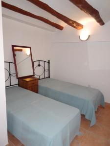 Benifalletにある9 Carrer del Fornの白い部屋(鏡付)のベッド2台