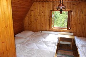 เตียงในห้องที่ Chata Živa pod Babou horou