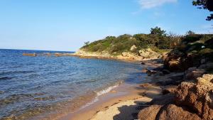 サリ・ソランザラにあるMini Villa à 100m de la mer avec prise de recharge élec privativeの晴れた日の岩と海のビーチ