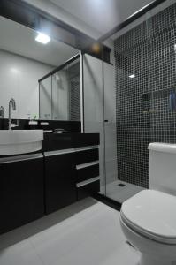 ナザレにあるRicky GuestHouseのバスルーム(トイレ、洗面台、鏡付)