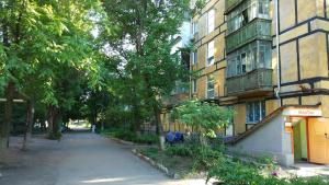 una calle vacía delante de un edificio en Двухкомнатные апартаменты центр Mystetsʹka 3 KR Apartments, en Krivoy Rog