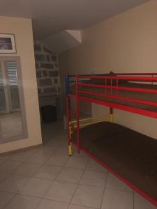 Palanda nebo palandy na pokoji v ubytování Hotel Clair de Lune