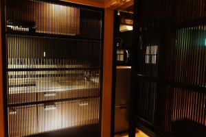Una habitación con una puerta que tiene algunos barrotes. en Kyomachiya Ebisu, en Kioto