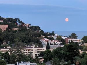 - une vue sur une ville avec des bâtiments sur une colline dans l'établissement Double room with brekfast "Wonderful views", à Malaga